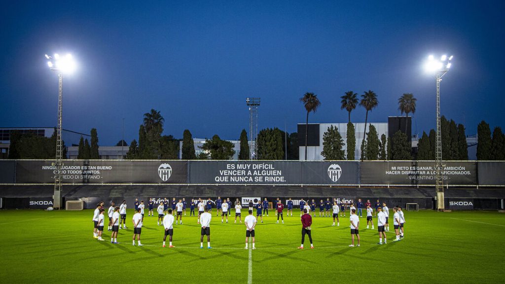 Inondations en Espagne : les émouvantes minutes de silence des équipes de football du FC Valence