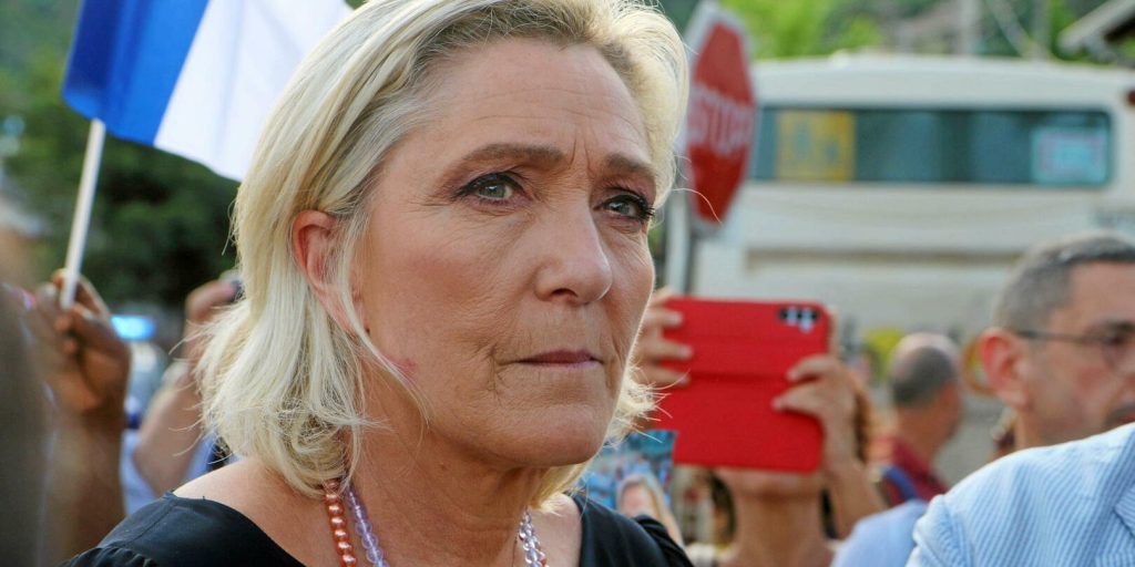 À Mayotte, Marine Le Pen estime que « le gouvernement ne va pas assez loin »