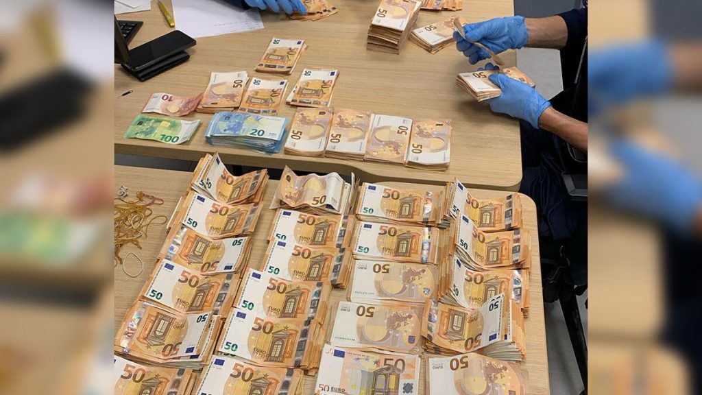 Aéroport de Paris-Beauvais : intercepté par la douane, le passager dissimulait 31 715 euros dans ses vêtements