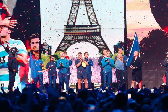 Antoine Dupont et les frères Lebrun au concert des Enfoirés à Montpellier pour les Restos du coeur