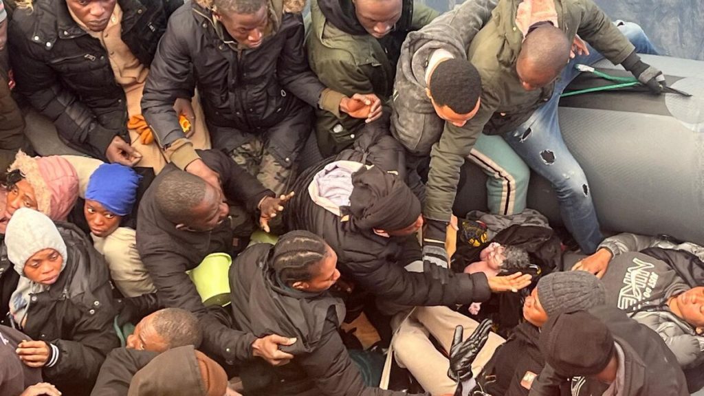 « Au milieu d’une traversée en mer » : un bébé naît dans un bateau pneumatique de migrants au large de l’Espagne