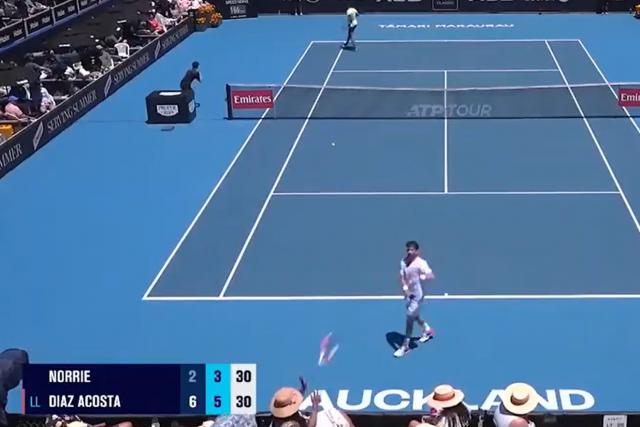 Auckland : Le geste maladroit de Cameron Norrie qui touche une spectatrice en jetant sa raquette
