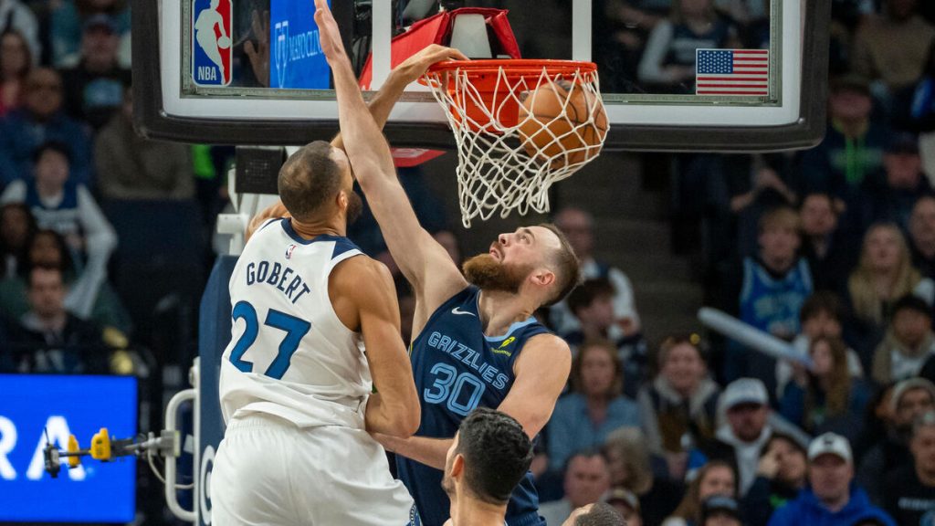 Basket : un dunk impressionnant, une jolie passe décisive… Rudy Gobert s’amuse mais perd face aux Grizzlies