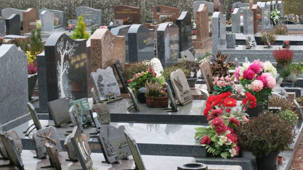 « Ces gens n’ont aucune morale » : quelles solutions face aux vols dans les cimetières de l’Oise ?