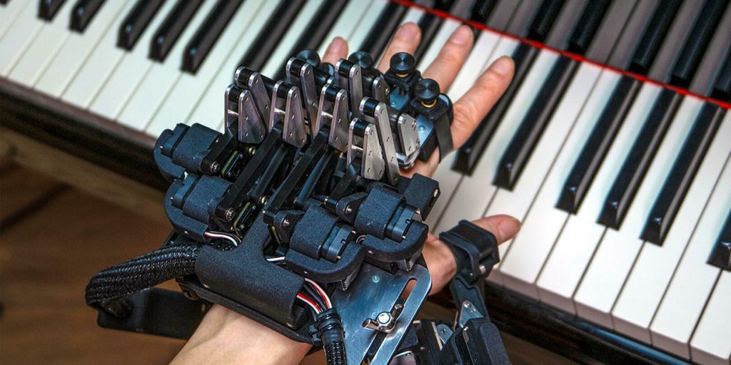 Cet exosquelette de main qui pourrait améliorer le jeu des pianistes