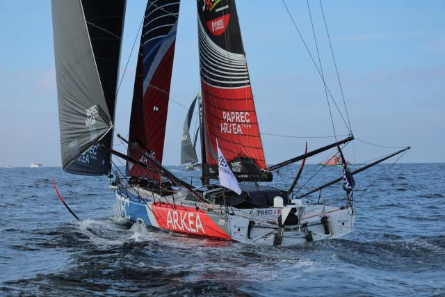 Charlie Dalin garde la tête du Vendée Globe, Yoann Richomme tente de suivre la cadence