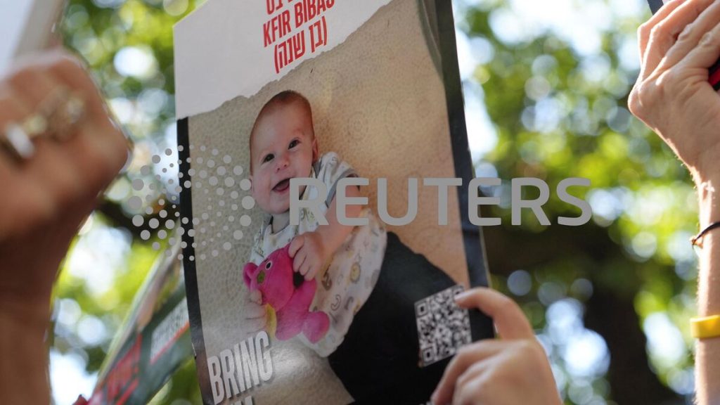 « Comment est-il possible qu’il fête son 2e anniversaire en enfer ? » Kfir Bibas, le visage qui hante Israël