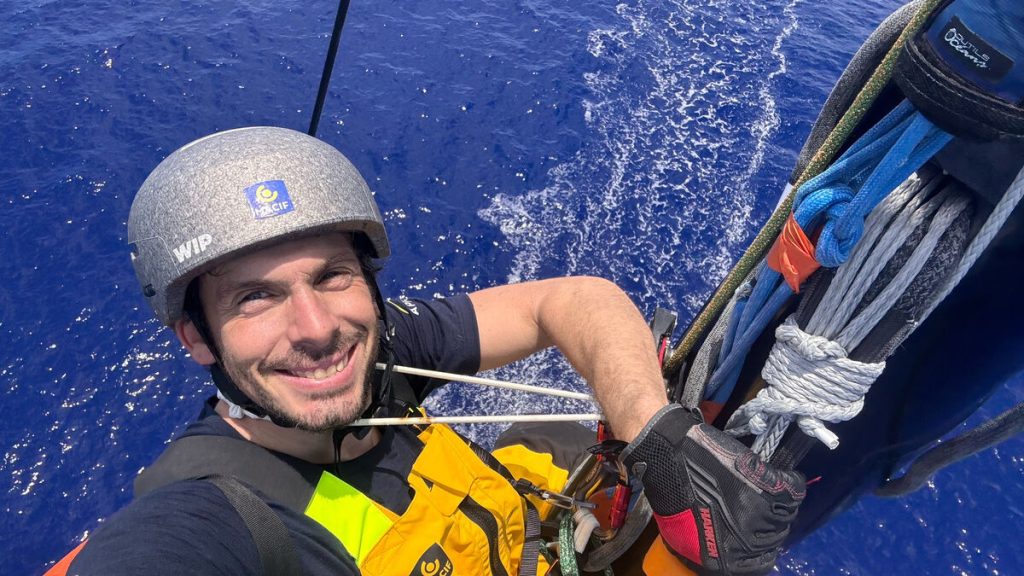 Course contre le cyclone, montée au mât et voile déchirée : le Vendée Globe dingue de Charlie Dalin vécu de l’intérieur