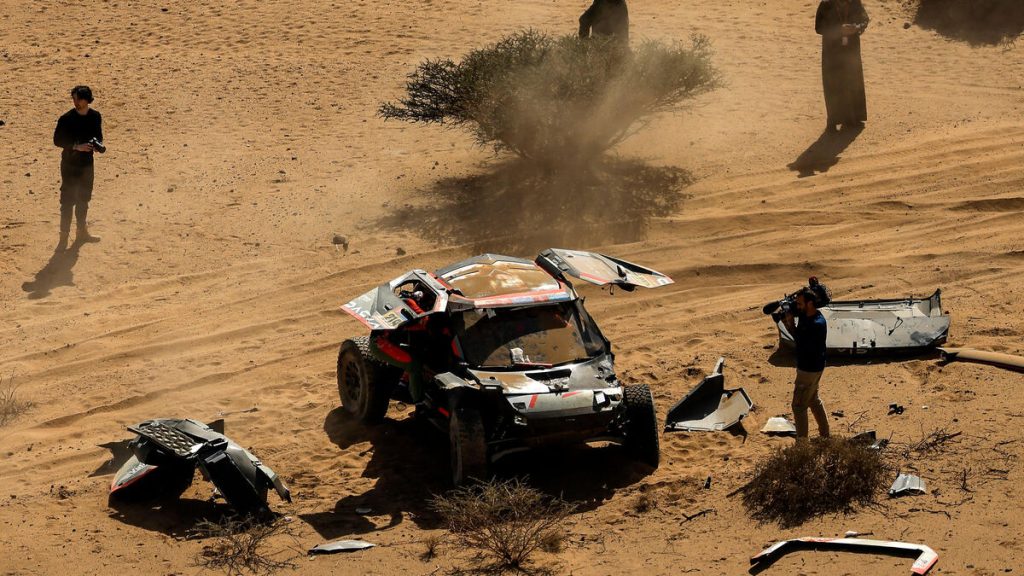 Dakar 2025 : la vidéo de la grosse frayeur de Sébastien Loeb parti en tonneaux, sa voiture presque détruite