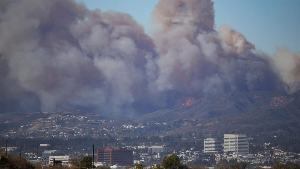 « Danger mortel » : violent incendie aux portes de Los Angeles, les habitants appelés à évacuer