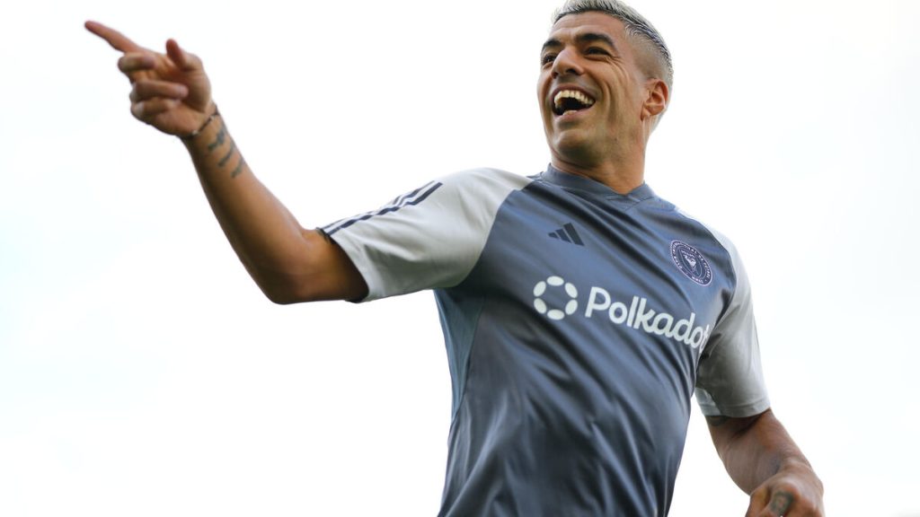 En vacances en Uruguay, le footballeur Luis Suarez participe aux négociations pour empêcher un homme de se suicider