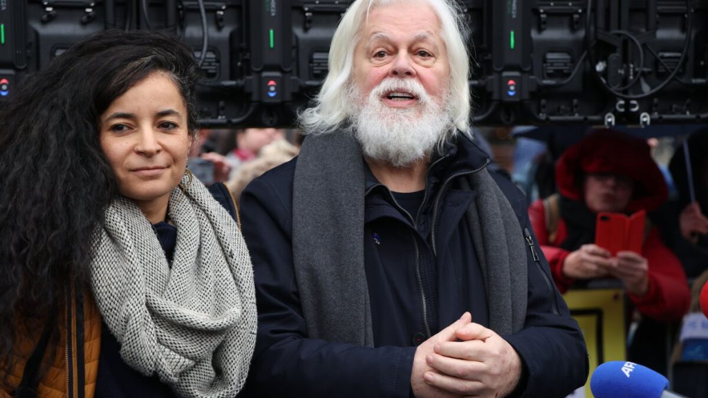 « Enfin libre » : Anne Hidalgo va remettre la citoyenneté d’honneur de la Ville de Paris à Paul Watson