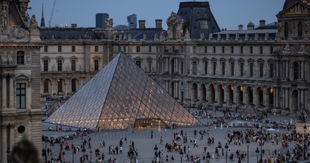 Équipements vétustes, fuites d’eau, espaces d’accueil... Le Louvre alerte sur son état et réclame de grands travaux