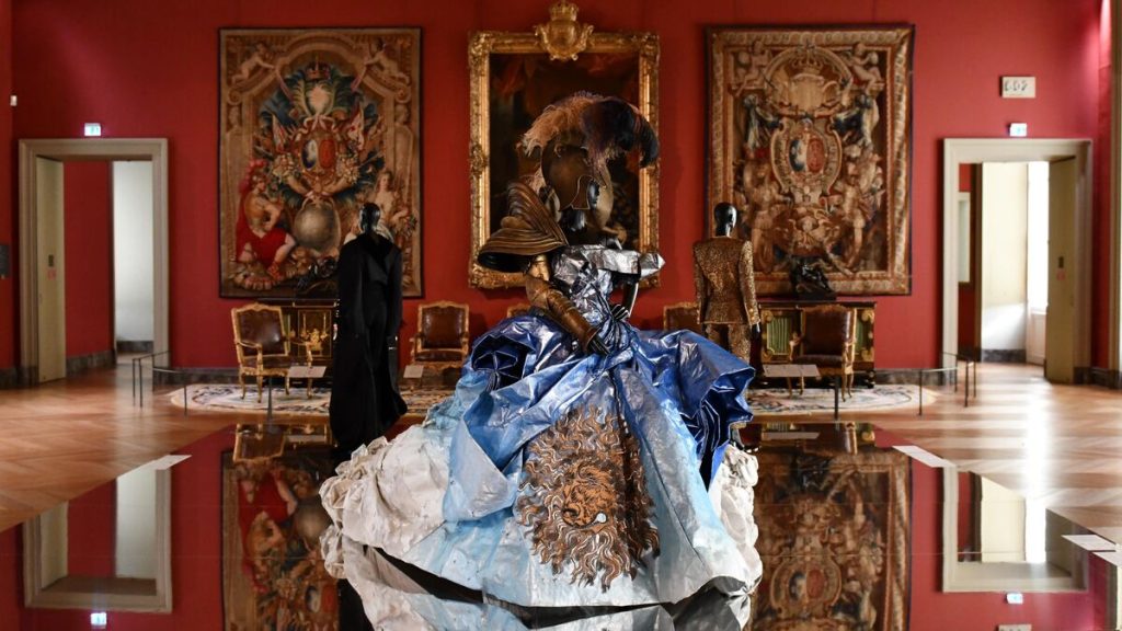 Exposition : le défilé magique de robes haute couture dans les appartements du Louvre