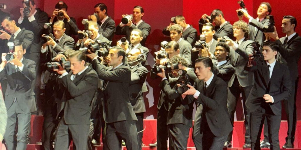 FASHION WEEK HOMME HIVER 2025 : quand l’Italie joue avec les paparazzis, la danse et les Windsor