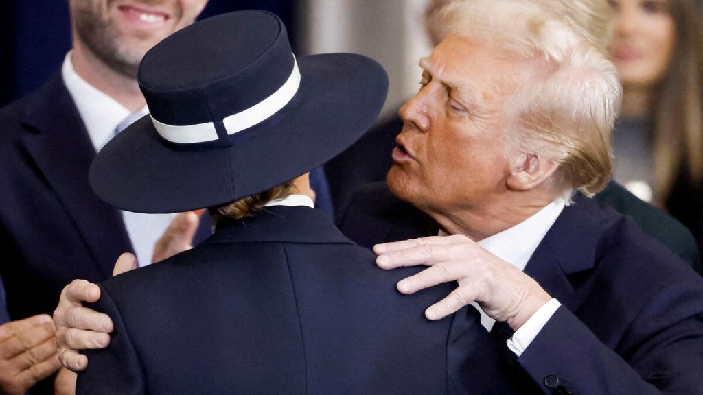 Investiture de Trump : un baiser manqué, une Bible oubliée… Cinq moments inattendus de la cérémonie