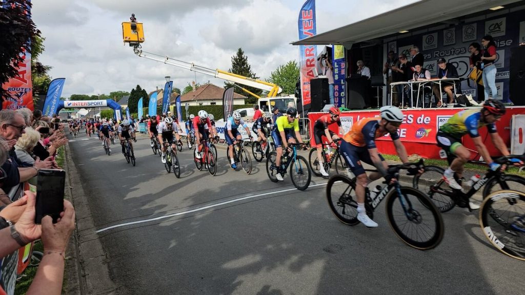 « J’ai fait 200 m sur le capot » : le directeur d’une course cycliste avait été renversé par la voiture d’un participant