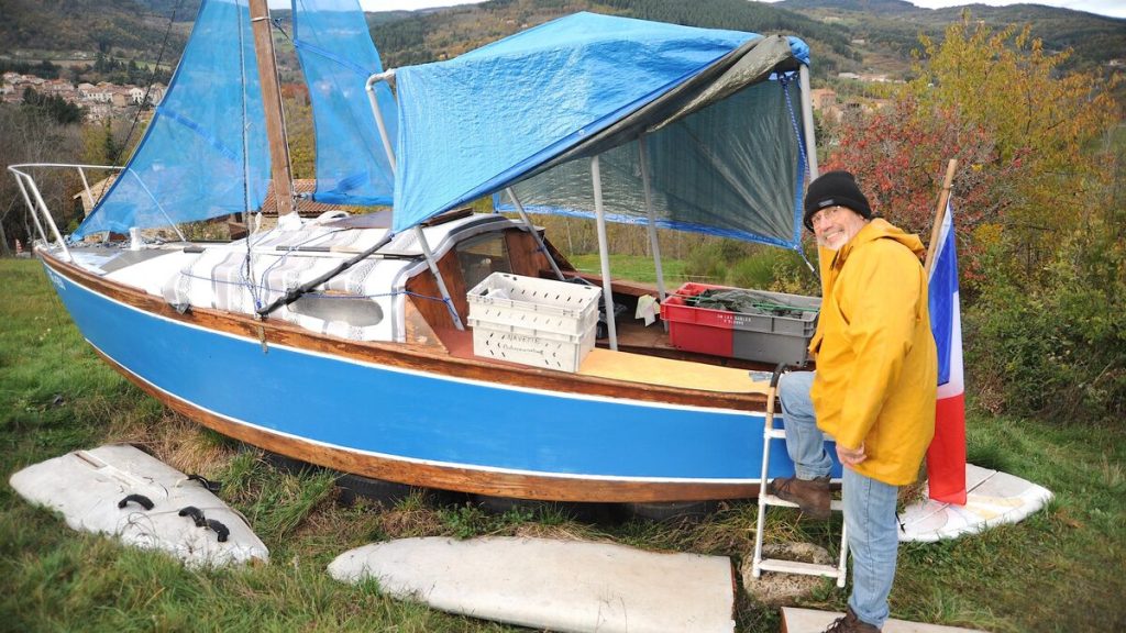 « J’ai pleuré au passage du Cap Horn » : Bernard Poitau, l’autre vainqueur du Vendée Globe... depuis un pré