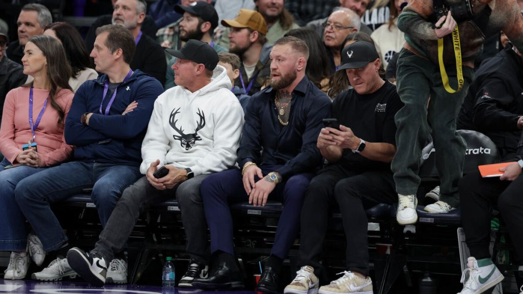 « Je devais le jauger » : en plein match NBA, un joueur de 2,16 m répond au défi de McGregor, la star du MMA