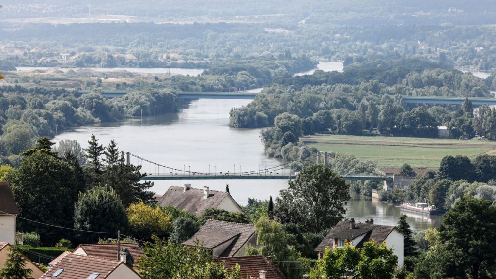 La Seine polluée sur 15 kilomètres après une fuite de billes en polystyrène dans les Yvelines