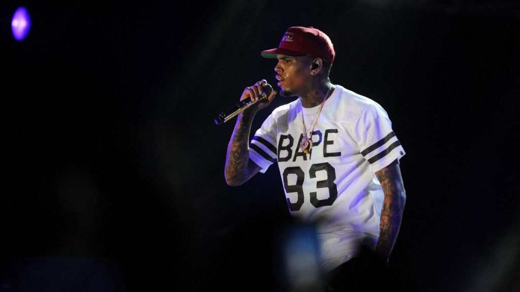 Le chanteur Chris Brown réclame 500 millions de dollars à Warner Bros après la diffusion d’un documentaire lui étant consacré