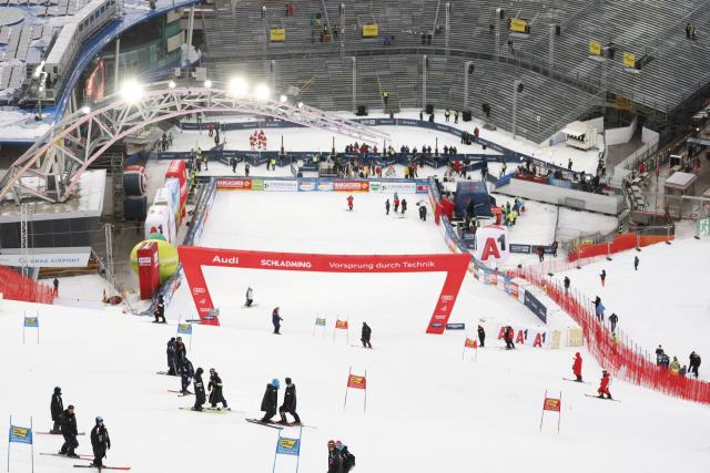 Le départ du géant de Schladming prévu mardi soir abaissé en raison de mauvaises conditions météo