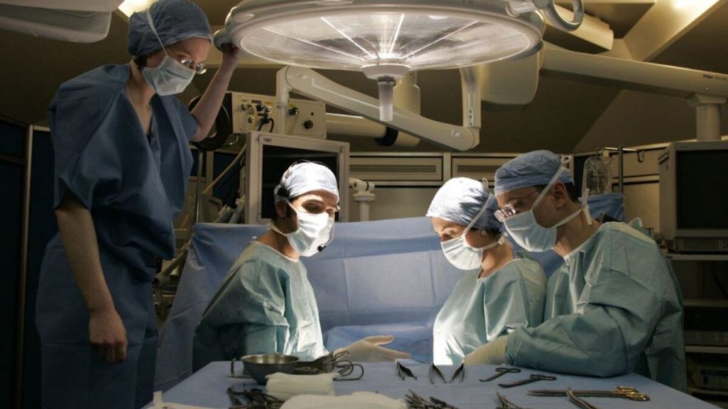 « Le plus beau des cadeaux de Noël » : une Britannique guérit de son cancer après le retrait de huit organes