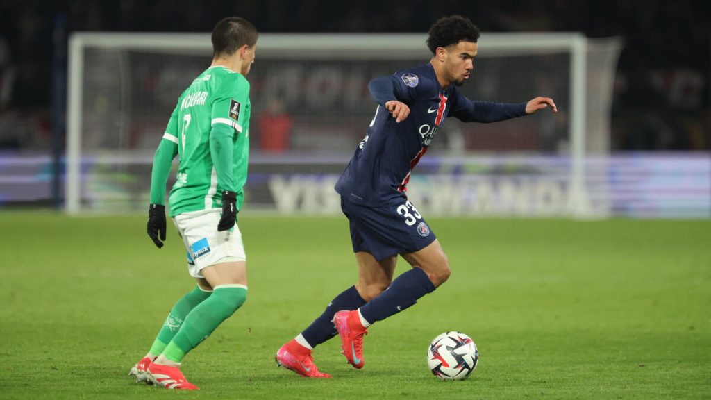 Lens-PSG : la composition officielle des Parisiens avec quatre défenseurs gauchers, Ruiz et Barcola titulaires