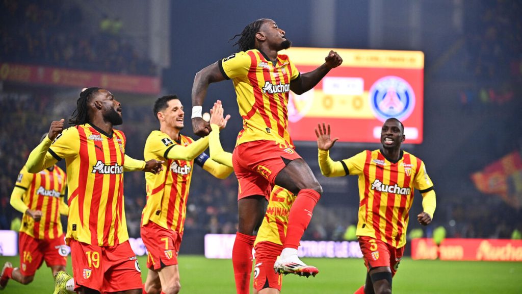 Lens-PSG : la vidéo du pointu de M’Bala Nzola pour ouvrir le score et enflammer le stade Bollaert