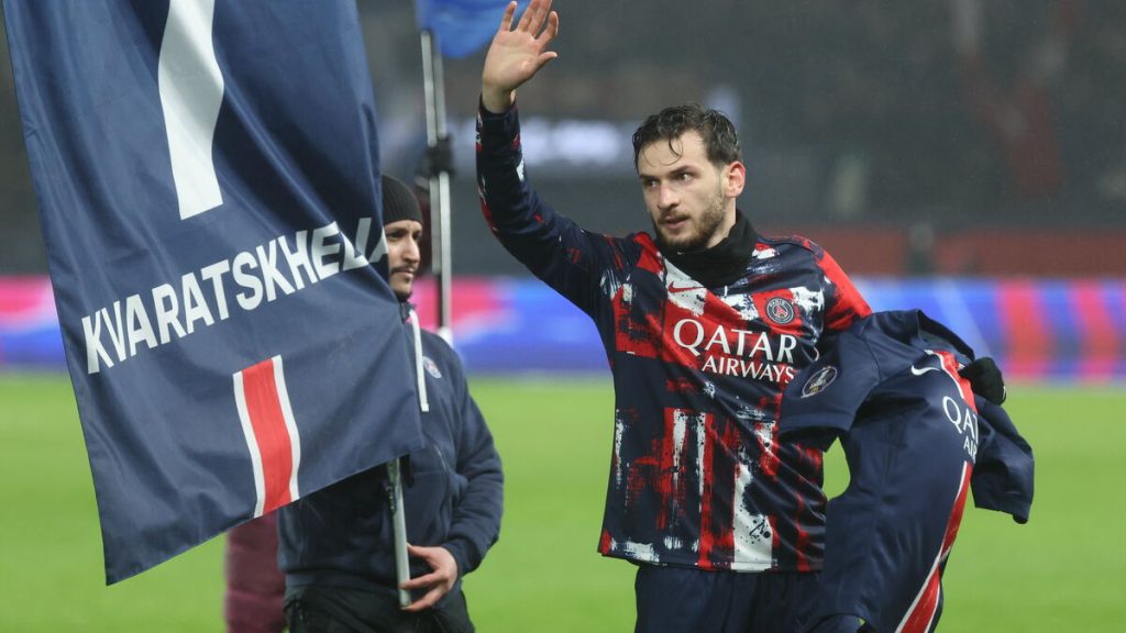 « Les gens m’ont bien accueilli, c’est important » : les premiers mots de Kvaratskhelia après ses débuts au PSG