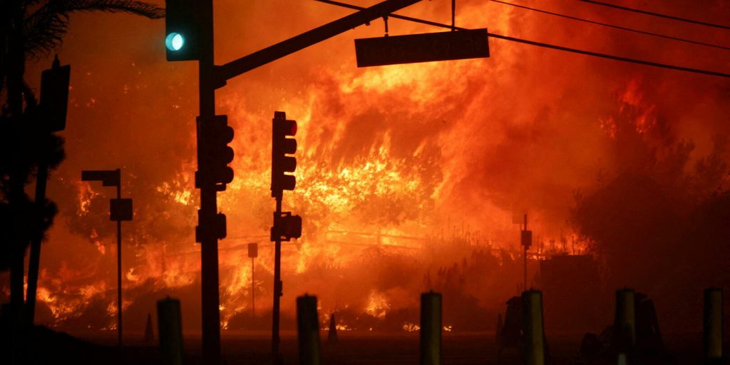 Les images apocalyptiques de l’incendie qui menace Los Angeles