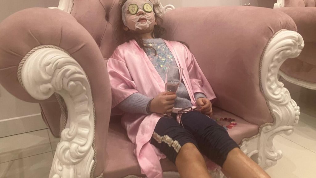 Manucure, gommage, masque et goûter : la mode controversée des instituts de beauté pour enfants
