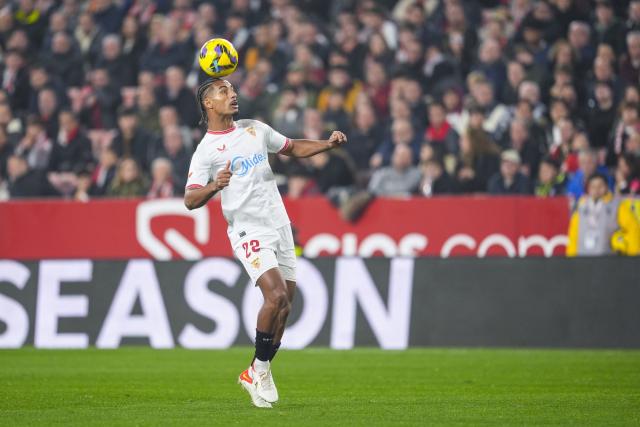 Mercato : Aston Villa se renseigne sur Loïc Badé, défenseur de Séville (Transferts)