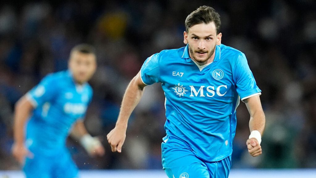 Mercato PSG : les images des adieux de Khvicha Kvaratskhelia à Naples, devant la fresque de Maradona
