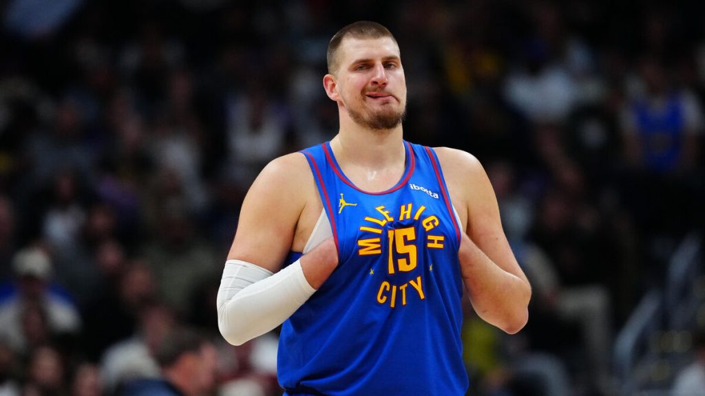 NBA : la vidéo de l’incroyable panier de plus de 20 mètres et au buzzer réussi par Nikola Jokic