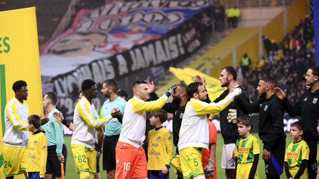 Nantes-Lyon : les images du spectaculaire tifo des supporters lyonnais en hommage à Anthony Lopes