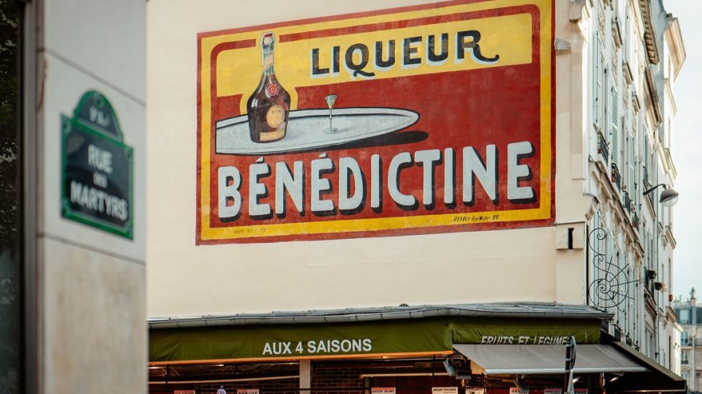 « On espère en trouver d’autres » : la chasse aux anciennes pubs pour la liqueur Bénédictine est ouverte !