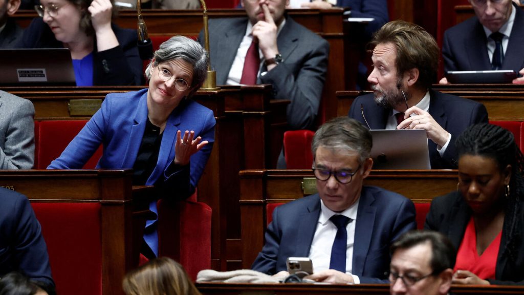 « On est divisés sur la stratégie mais pas sur le fond » : les députés PS en plein dilemme sur la censure