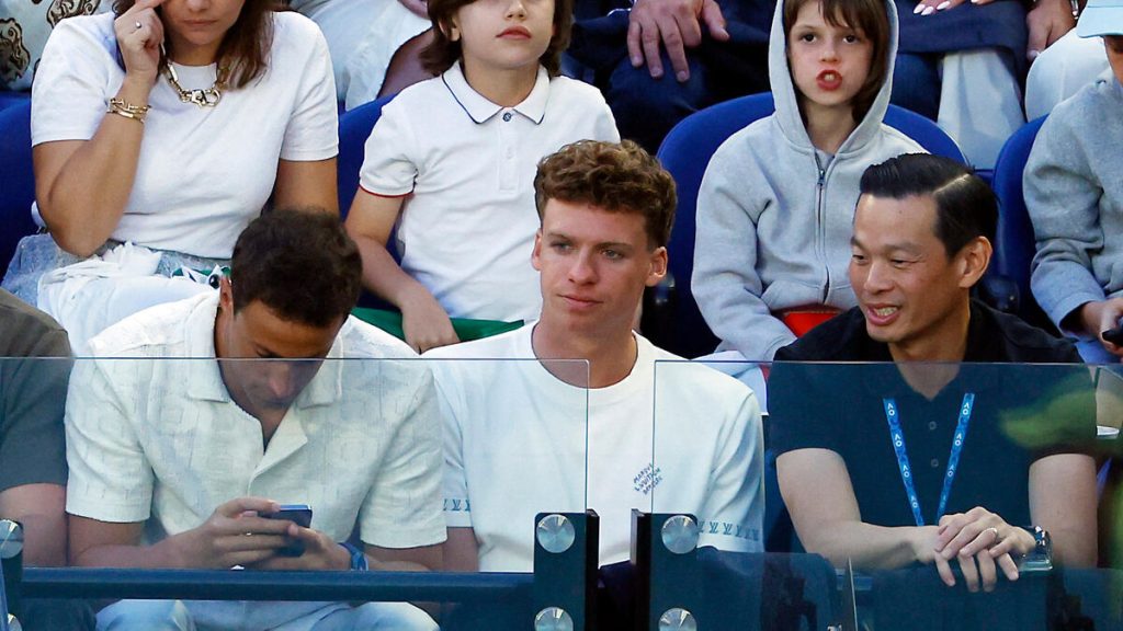 Open d’Australie : week-end tennis pour Léon Marchand, présent dans les tribunes pour la finale Sinner-Zverev