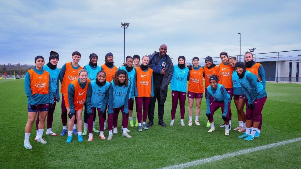 PSG : quand Teddy Riner, bras en écharpe, joue au football avec les féminines et les espoirs du club