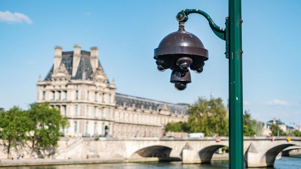 Paris : poursuivi par la police, un homme chute du pont Marie et disparaît dans la Seine