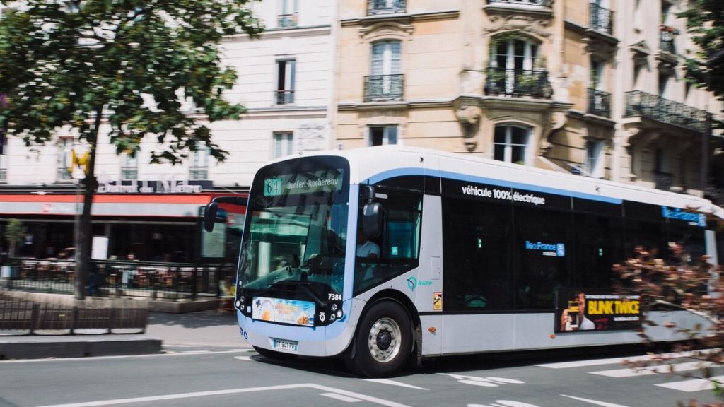 Paris : un SDF entre la vie et la mort après avoir chuté sous les roues d’un bus