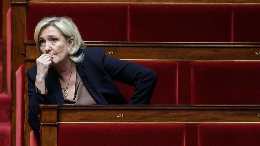 « Personne ne pensait qu’elle serait aussi marquée » : Marine Le Pen de retour, mais encore en retrait
