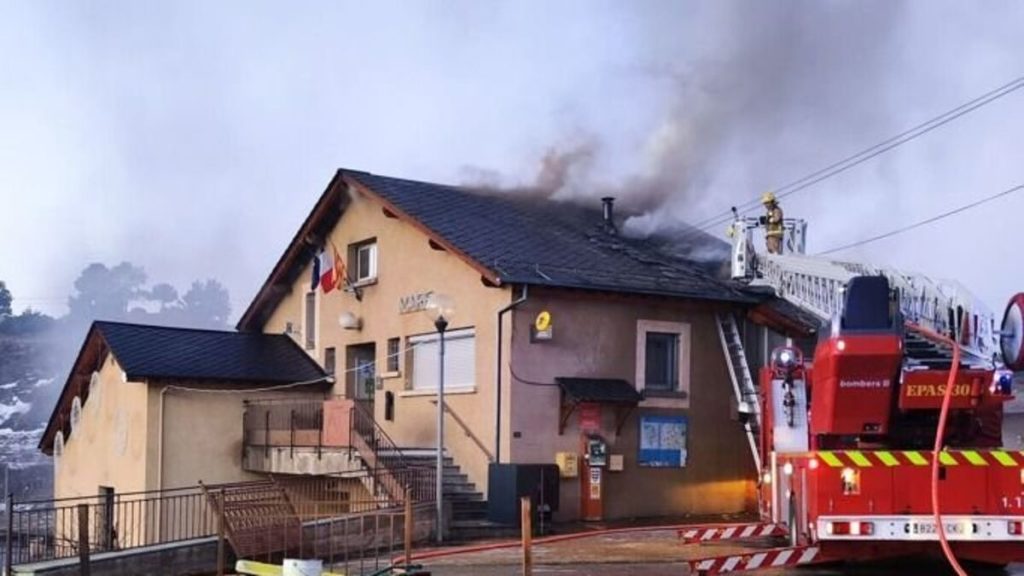 Pyrénées-Orientales : après l’incendie de sa mairie, « l’esprit de solidarité des montagnards » vient au secours de La Llagonne
