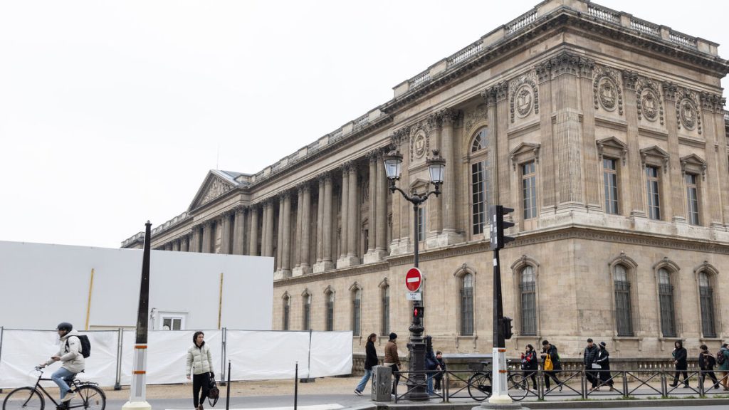« Renaissance » du Louvre : la Ville de Paris va plancher sur la transformation des abords du musée
