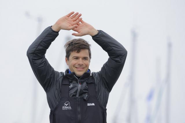 Sébastien Simon franchit la ligne d'arrivée et finit troisième du Vendée Globe