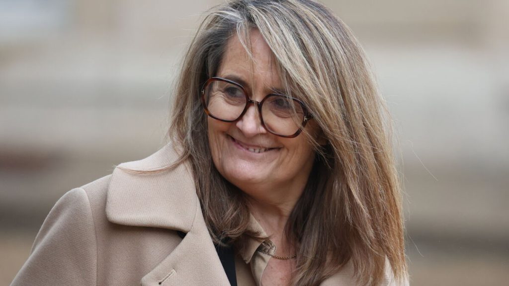 Sept heures de travail gratuit par an, taxation des retraités aisés… le gouvernement tente de calmer le jeu