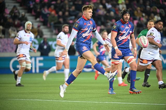 Touché à la tête, l'arrière du Stade Français Léo Barré sort contre Vannes