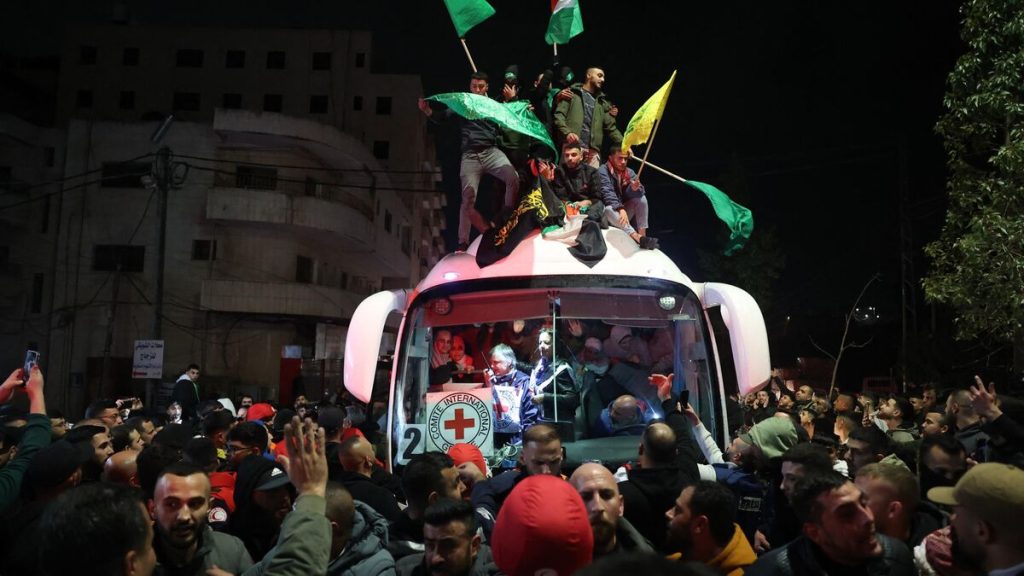Trêve à Gaza : Israël relâche 90 prisonniers palestiniens après la libération de trois otages par le Hamas
