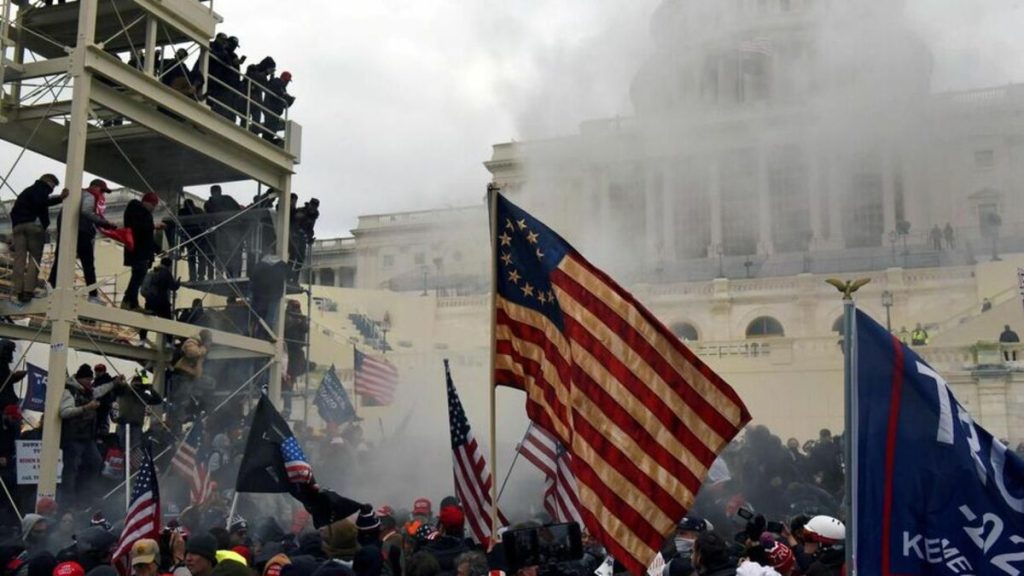 Un assaillant du Capitole abattu par un policier quelques jours après avoir été gracié par Trump
